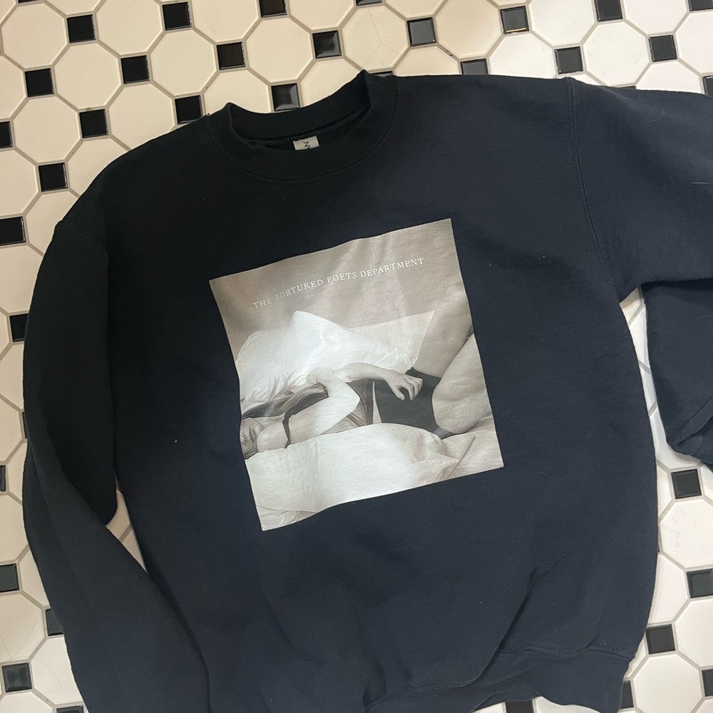 Taylor Swift youth large Black Crewneck Sweater with Photographic Print